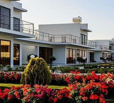 Cosmopolis Multi-Venue Aparthotel Larnaca Bagian luar foto