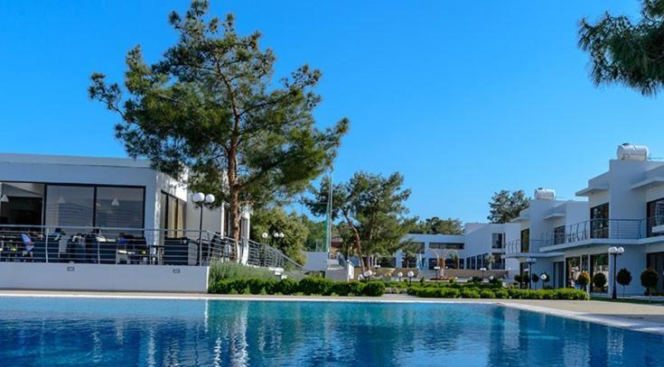 Cosmopolis Multi-Venue Aparthotel Larnaca Bagian luar foto