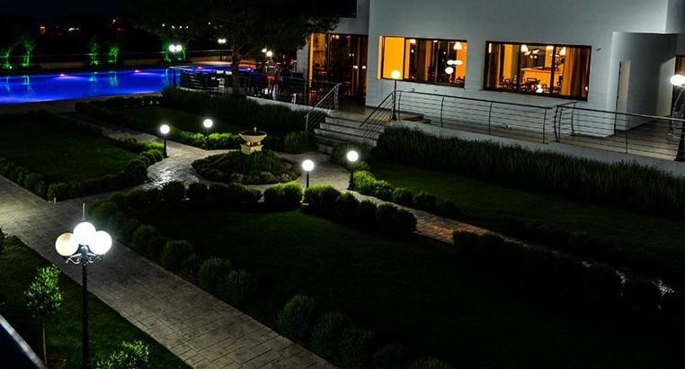 Cosmopolis Multi-Venue Aparthotel Larnaca Bagian luar foto