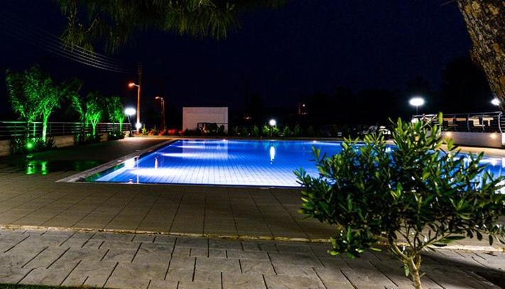 Cosmopolis Multi-Venue Aparthotel Larnaca Bagian luar foto