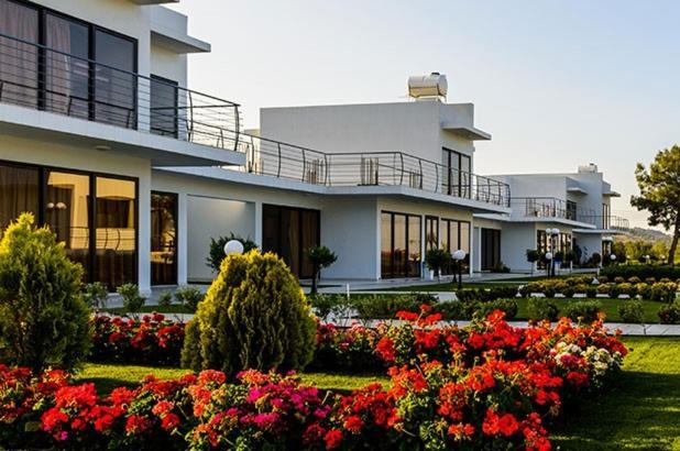 Cosmopolis Multi-Venue Aparthotel Larnaca Bagian luar foto