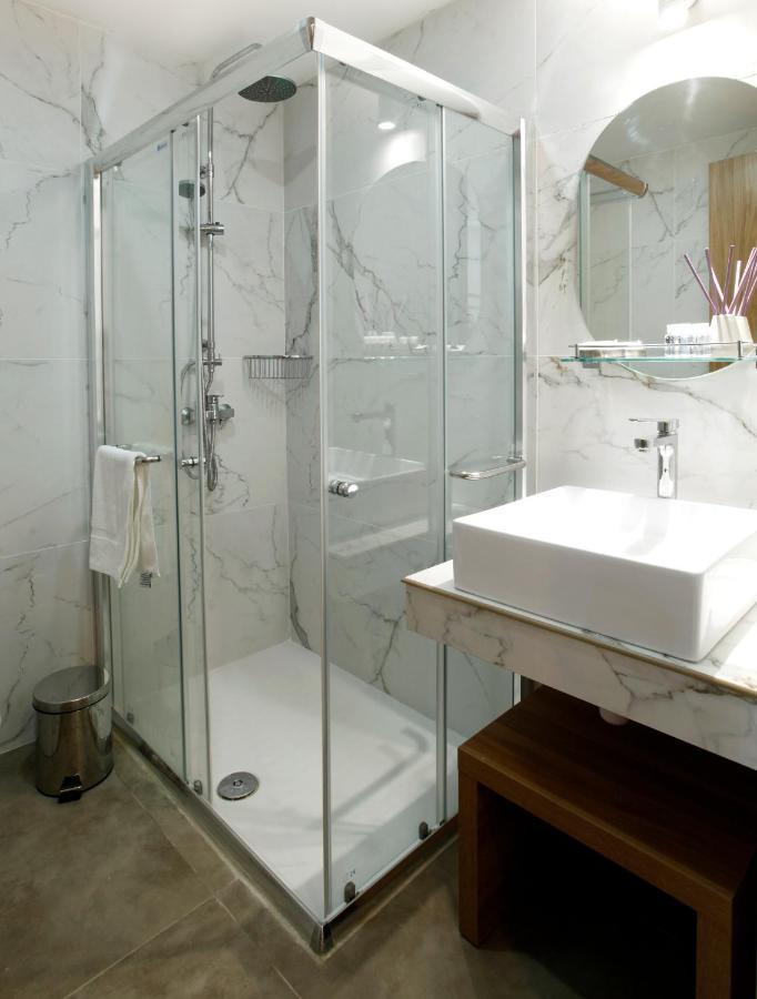 Cosmopolis Multi-Venue Aparthotel Larnaca Bagian luar foto