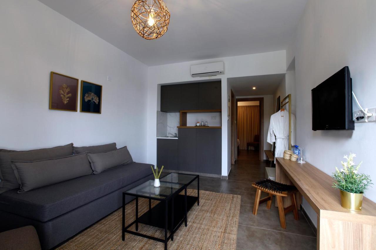Cosmopolis Multi-Venue Aparthotel Larnaca Bagian luar foto