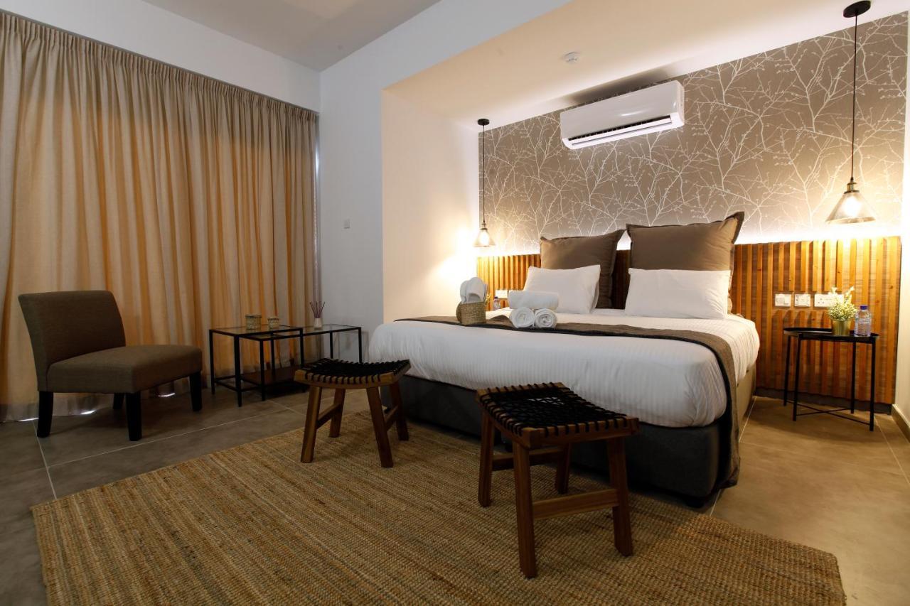 Cosmopolis Multi-Venue Aparthotel Larnaca Bagian luar foto
