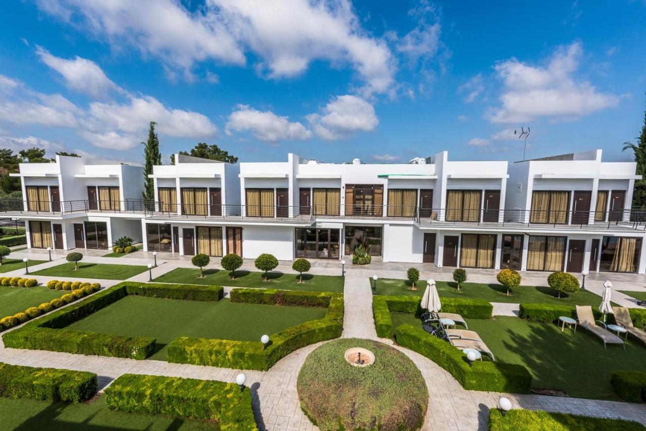 Cosmopolis Multi-Venue Aparthotel Larnaca Bagian luar foto