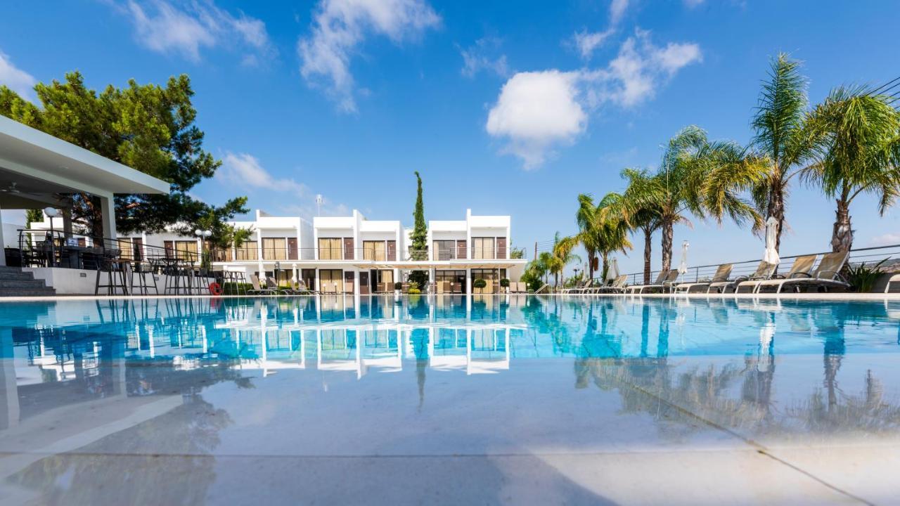 Cosmopolis Multi-Venue Aparthotel Larnaca Bagian luar foto